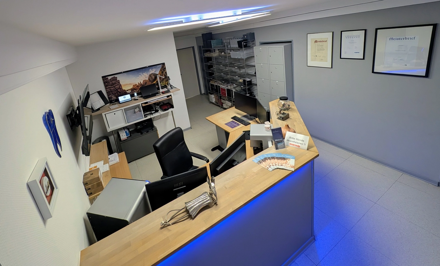 R&V Qualitätszahntechnik - Dentallabor - Labor drinnen